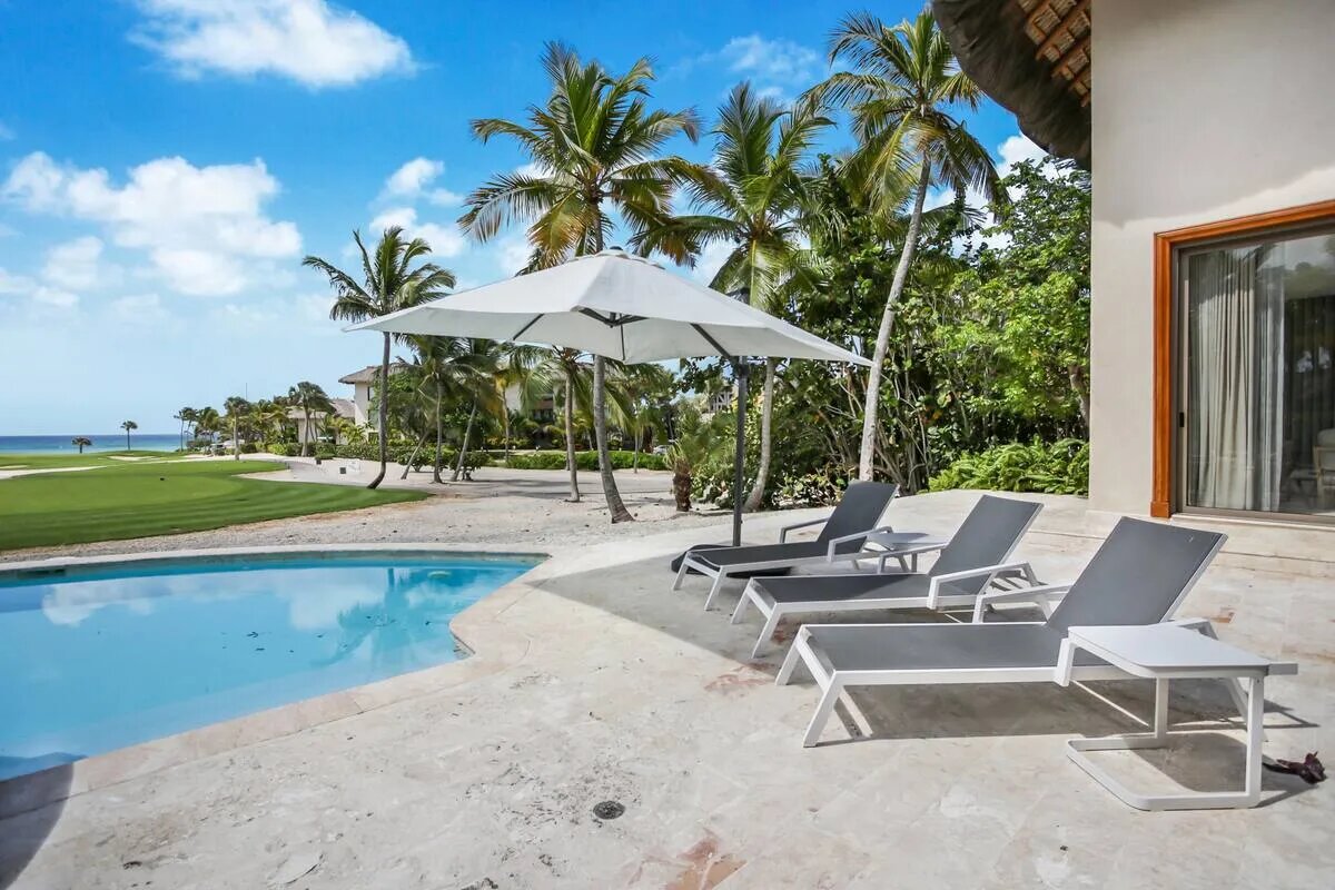 La villa cuenta con tumbonas junto a la piscina para relajarse y tomar el sol