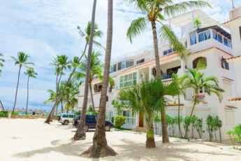 Ocean view penthouse for sale in Bávaro, Punta Cana, with private terrace & beach access