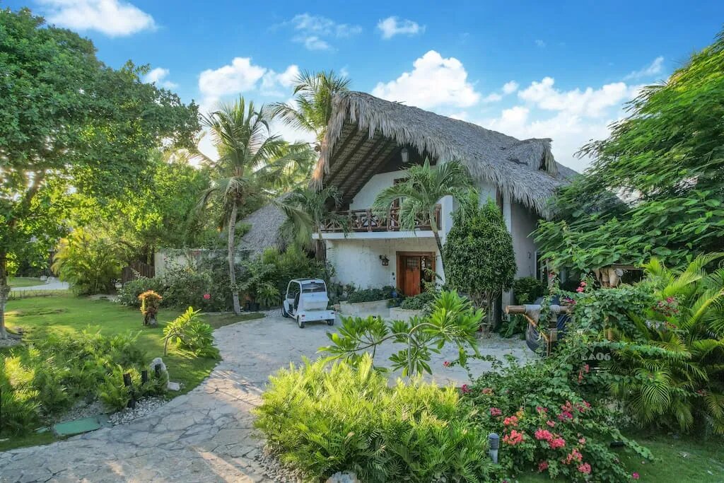 La villa cuenta con un hermoso jardín y un carrito de golf para moverse por el resort