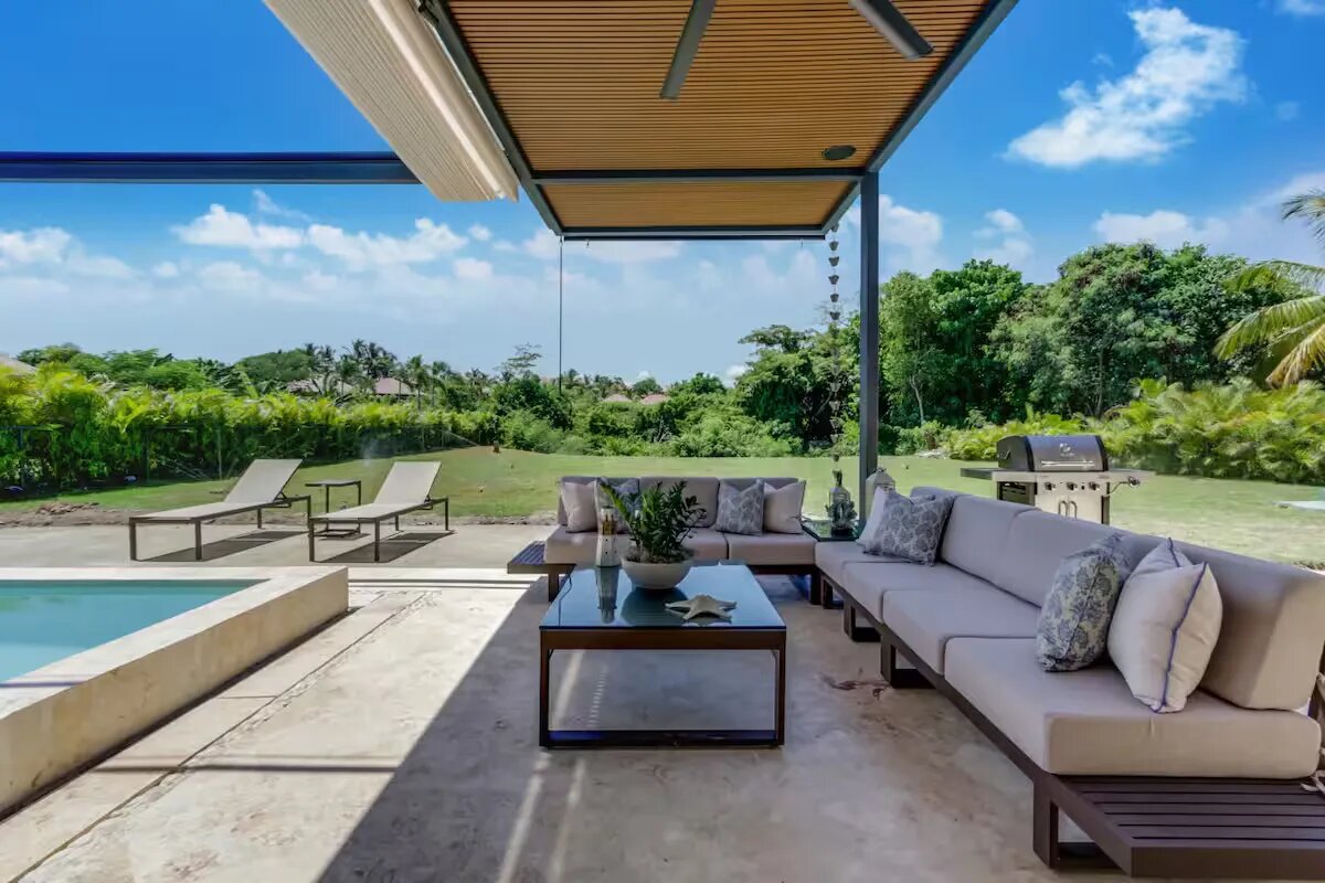 La terraza está rodeada de mucha vegetación y árboles