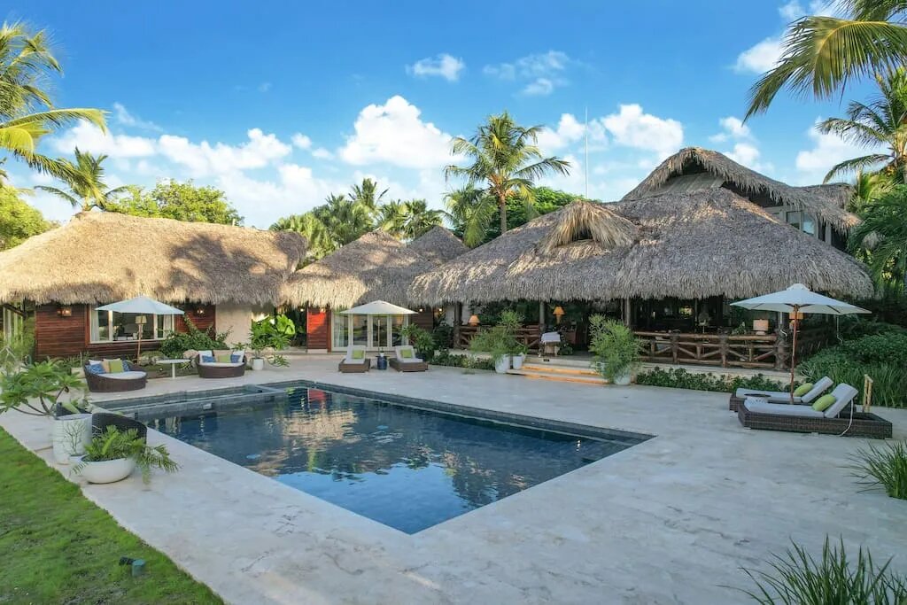 Vista de una villa con piscina en Cap Cana