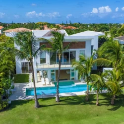 Cheap vs. Luxury Holiday Villas in Punta Cana 2025 – Budget-Friendly and Luxury Stays Comparison