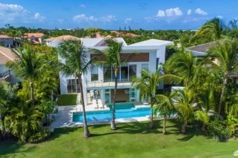 Cheap vs. Luxury Holiday Villas in Punta Cana 2025 – Budget-Friendly and Luxury Stays Comparison