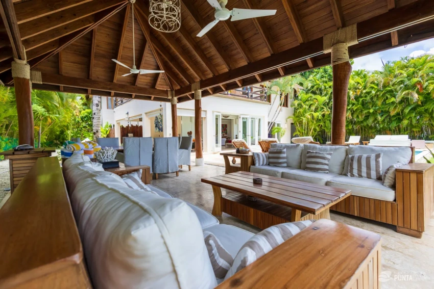 Outdoor dining and lounging areas Outdoor dining and lounging areas