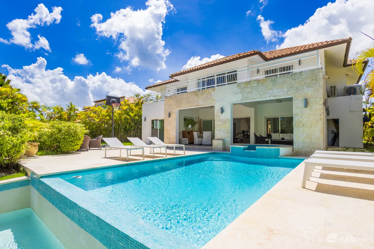 Spacious 4-BR Punta Cana Golf Villa in Cocotal – Private Pool, Jacuzzi & Basketball Hoop for Family Fun