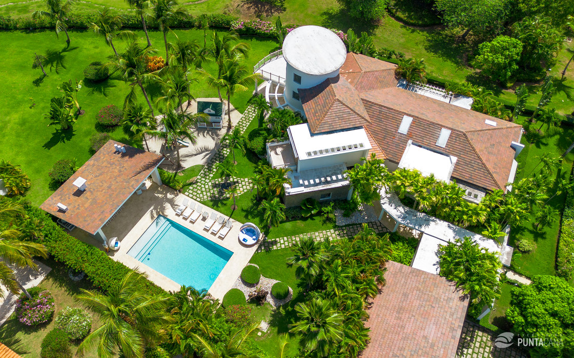 Villa Désirée - Luxury Golf Villa in Punta Cana's Prestigious Cocotal Golf & Country Club - Huge Private Pool & BBQ Area, Kids' Playground